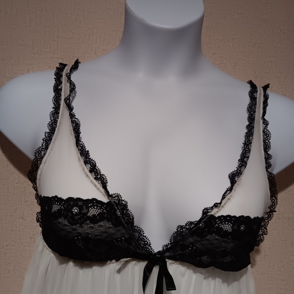 Victoria's Secret Black and White Lace Chemise New - Picture 2 of 4